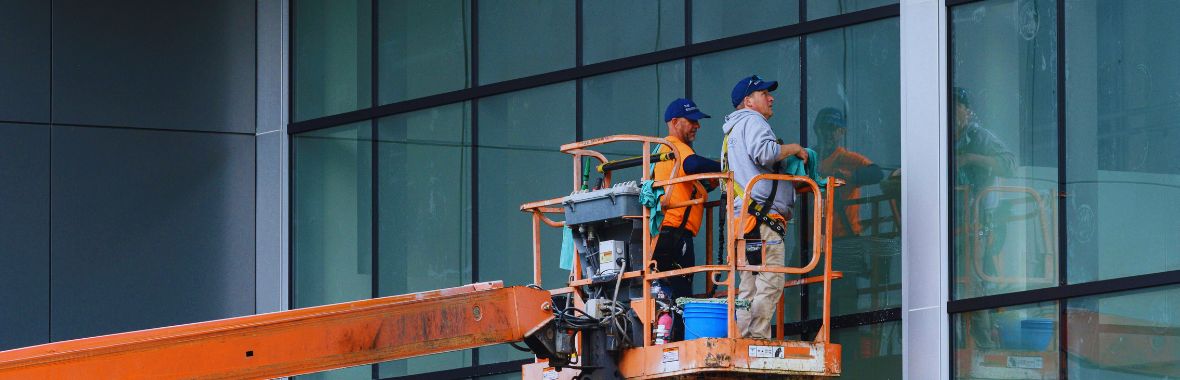 Limpieza de cristales con restos de cal tras una obra