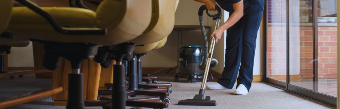 Mantenimiento y limpieza de paneles solares en cubiertas industriales